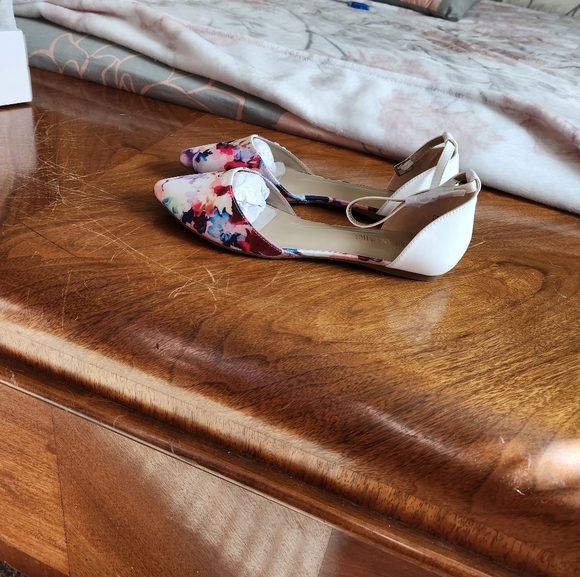 Women Size 11 Flats Dream Paris Floral Print with White Backs Buckle Strap - Picture 3 of 13